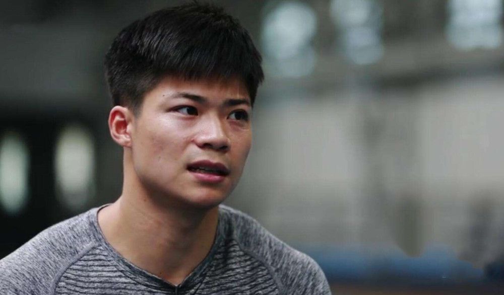 黑色丝袜吻戏亲胸摸腿视频